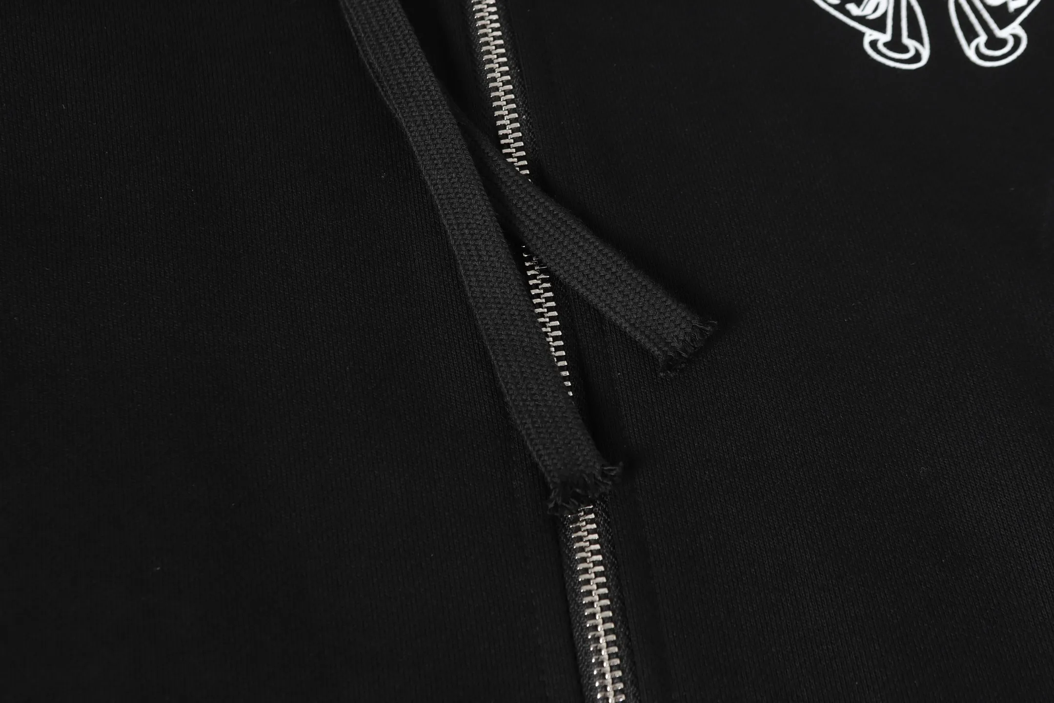 P240 Cross-border model, please do not place an order if you are pursuing quality -Chrome Hearts/Chrome Hearts 25ss Hong Kong Limited Scroll Horseshoe Print Zipper Sweater Cardigan Jacket -High weight, high density and high quality. The wool is soft, delicate and skin-friendly. It feels soft and silky. It has excellent warmth and skin-friendly properties. -Size: S M L XL